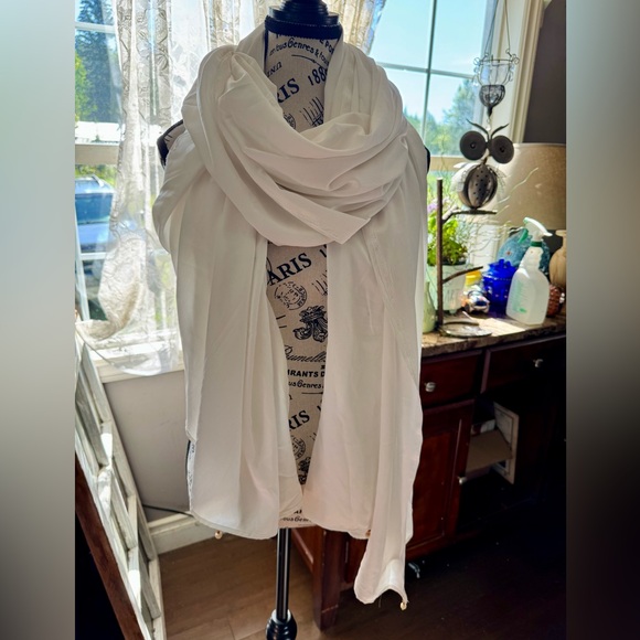 Elegant White Scarf - Picture 4 of 9